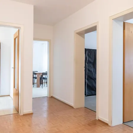 Monteuersapartment I 3 Schlafzimmer I 6 Betten I Kuche I Waschmaschine I Balkon I Garten Apartment *