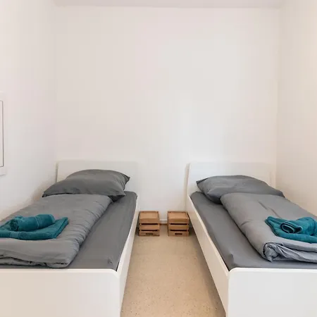 Monteuersapartment I 3 Schlafzimmer I 6 Betten I Kuche I Waschmaschine I Balkon I Garten Apartment *