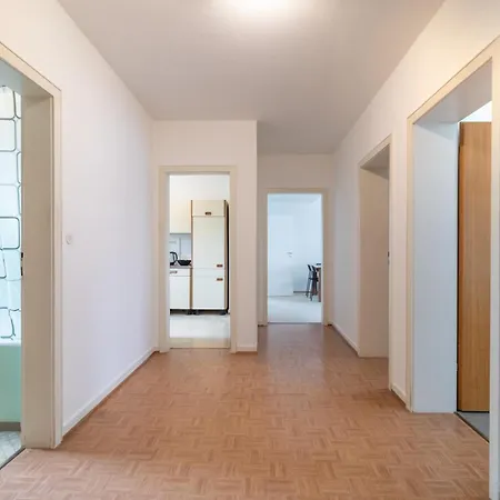 Monteuersapartment I 3 Schlafzimmer I 6 Betten I Kuche I Waschmaschine I Balkon I Garten Apartment