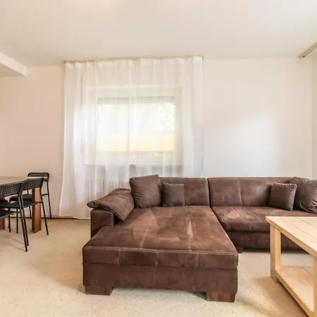 Monteuersapartment I 3 Schlafzimmer I 6 Betten I Kuche I Waschmaschine I Balkon I Garten Apartment *
