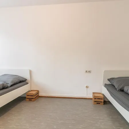 Monteuersapartment I 3 Schlafzimmer I 6 Betten I Kuche I Waschmaschine I Balkon I Garten Apartment
