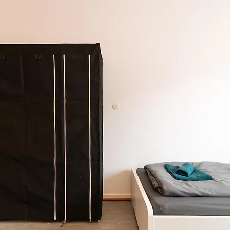 Monteuersapartment I 3 Schlafzimmer I 6 Betten I Kuche I Waschmaschine I Balkon I Garten Apartment *