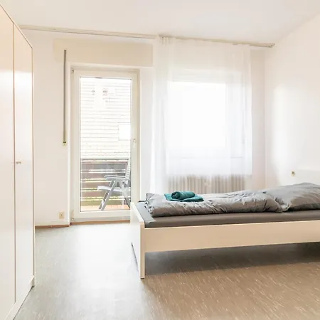 Monteuersapartment I 3 Schlafzimmer I 6 Betten I Kuche I Waschmaschine I Balkon I Garten Apartment