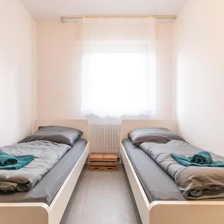 Monteuersapartment I 3 Schlafzimmer I 6 Betten I Kuche I Waschmaschine I Balkon I Garten Apartment