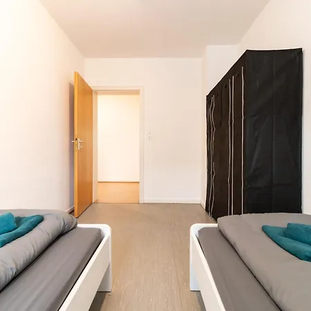 Monteuersapartment I 3 Schlafzimmer I 6 Betten I Kuche I Waschmaschine I Balkon I Garten Apartment *